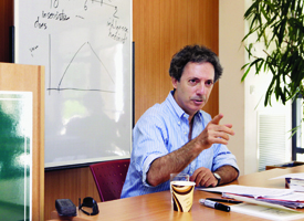 Peter Berkowitz ’81, a senior fellow at Stanford University’s Hoover Institution, teaches a class.